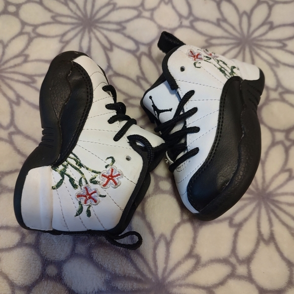 Black/white jordans - Picture 7 of 10